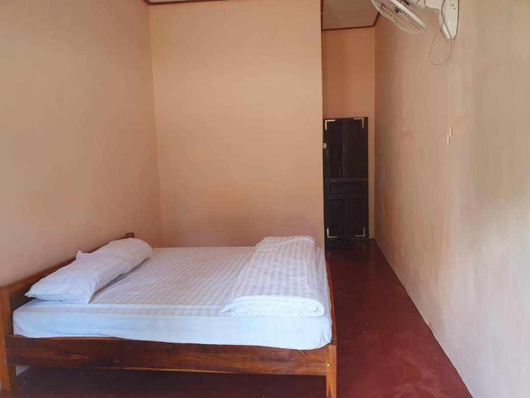 Khounxok Guesthouse Nong Khiaw ภายนอก รูปภาพ