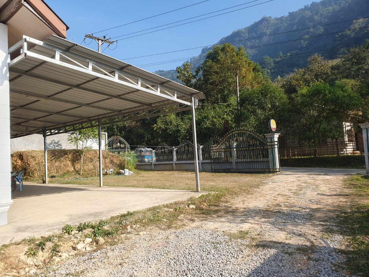 Khounxok Guesthouse Nong Khiaw ภายนอก รูปภาพ