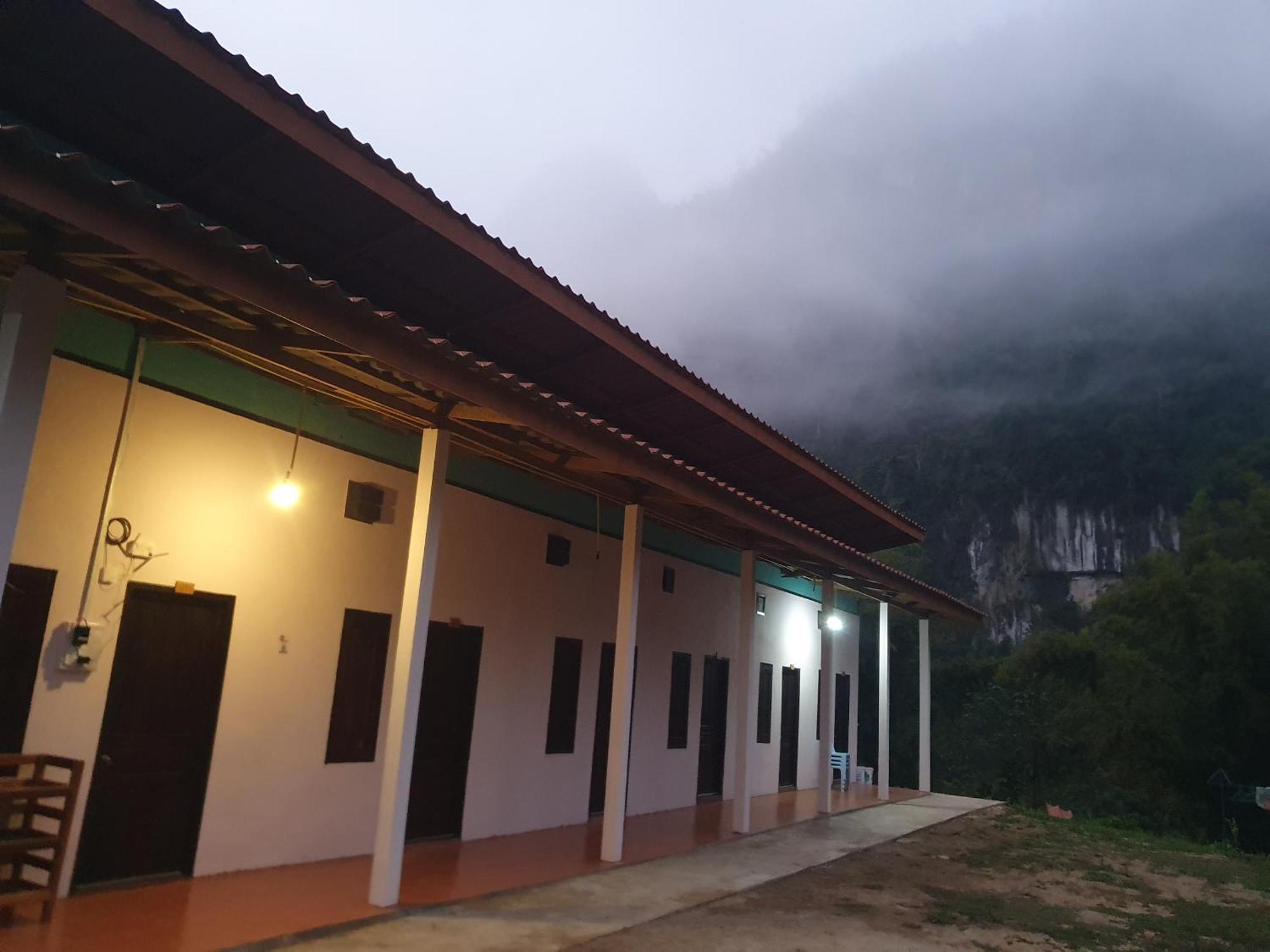 Khounxok Guesthouse Nong Khiaw ภายนอก รูปภาพ