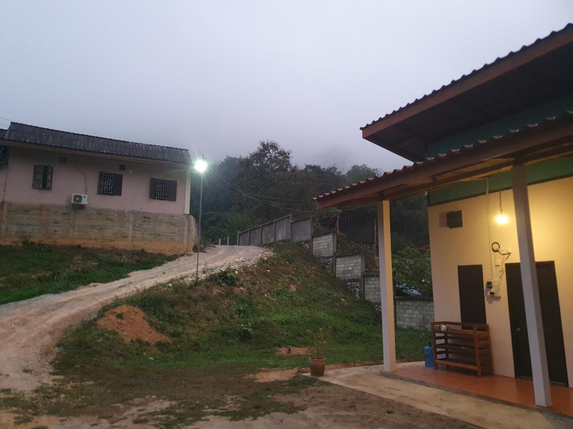 Khounxok Guesthouse Nong Khiaw ภายนอก รูปภาพ